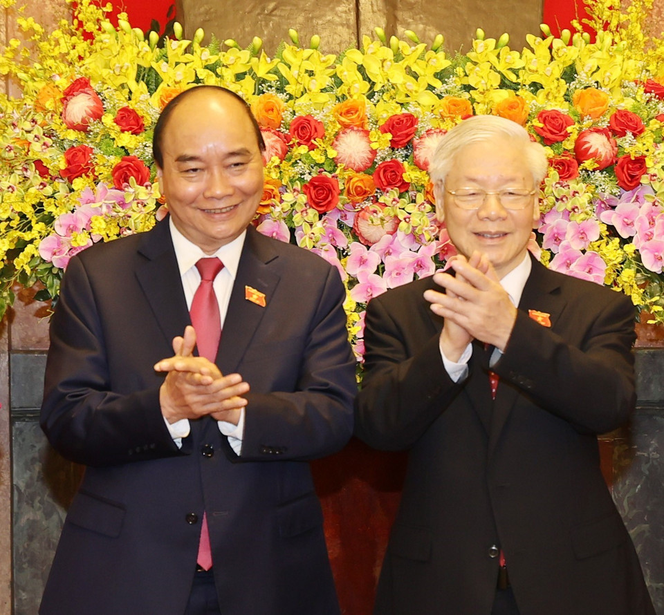 Tổng Bí thư Nguyễn Phú Trọng và Chủ tịch nước Nguyễn Xuân Phúc tại Lễ bàn giao. (Ảnh: Trí Dũng/TTXVN)