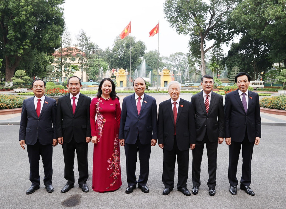 Tổng Bí thư Nguyễn Phú Trọng và Chủ tịch nước Nguyễn Xuân Phúc cùng các đồng chí lãnh đạo Đảng, Nhà nước dự Lễ bàn giao. (Ảnh: Trí Dũng/TTXVN)