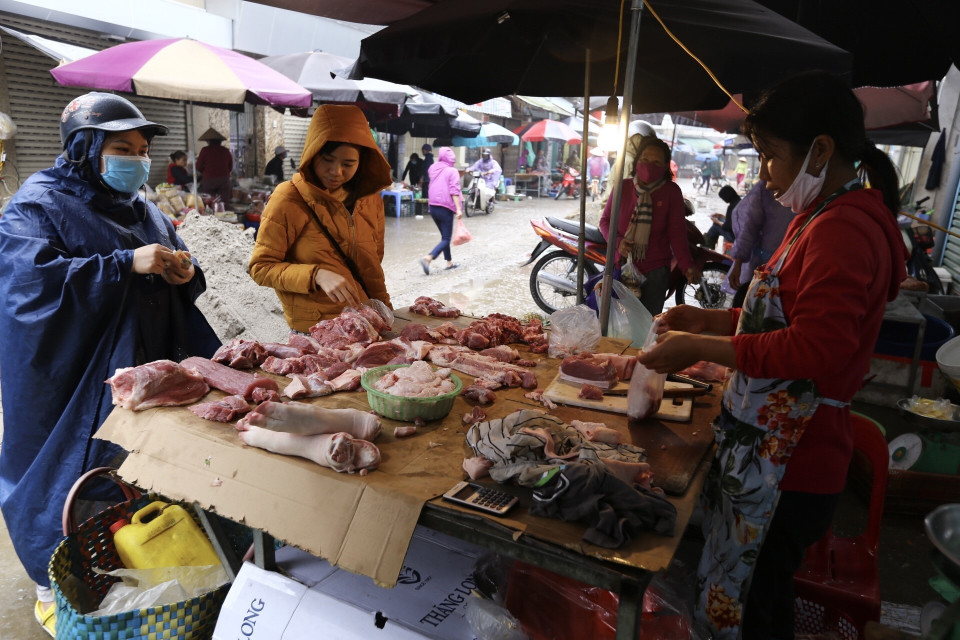 Quầy thịt lợn. (Ảnh: Minh Quyết/TTXVN)