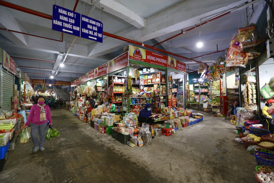 Các quầy hàng đầy ắp thực phẩm. (Ảnh: Minh Quyết/TTXVN)