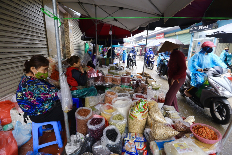 Quầy đồ khô ở chợ Gia Lâm, Long Biên. (Ảnh: Minh Quyết/TTXVN)