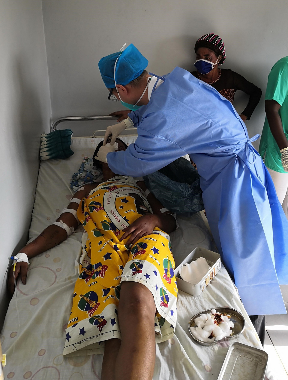 Ngày 7/3/2021, hàng loạt vụ nổ lớn đã xảy ra tại doanh trại quân đội Nkoa Ntoma ở Bata - thủ đô kinh tế của Guinea Xích Đạo, khiến 98 người thiệt mạng và 615 người bị thương. Tổng thống Guinea Xích Đạo Teodoro Obiang tuyên bố nguyên nhân vụ nổ là do sự bất cẩn khi sử dụng chất nổ. Trong ảnh: Nhân viên y tế sơ cứu cho nạn nhân bị thương sau loạt vụ nổ. (Ảnh: THX/TTXVN)