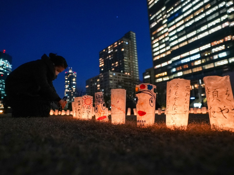 Tròn 10 năm sau thảm họa động đất và sóng thần tại vùng Đông Bắc vào ngày 11/3/2011, Nhật Bản đã nỗ lực tái thiết và phục hồi những khu vực bị tàn phá. Trong ảnh: Người dân thắp đèn lồng tưởng niệm các nạn nhân trong thảm họa động đất và sóng thần năm 2011, tại Tokyo, Nhật Bản, ngày 11/3/2021. (Ảnh: THX/TTXVN)