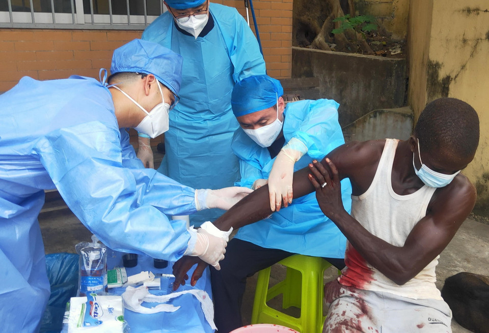 Ngày 7/3/2021, hàng loạt vụ nổ lớn đã xảy ra tại doanh trại quân đội Nkoa Ntoma ở Bata - thủ đô kinh tế của Guinea Xích Đạo, khiến 98 người thiệt mạng và 615 người bị thương. Tổng thống Guinea Xích Đạo Teodoro Obiang tuyên bố nguyên nhân vụ nổ là do sự bất cẩn khi sử dụng chất nổ. Trong ảnh: Nhân viên y tế sơ cứu cho nạn nhân bị thương sau loạt vụ nổ. (Ảnh: THX/TTXVN)