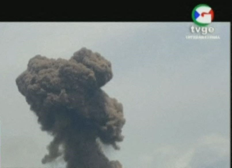 Ngày 7/3/2021, hàng loạt vụ nổ lớn đã xảy ra tại doanh trại quân đội Nkoa Ntoma ở Bata - thủ đô kinh tế của Guinea Xích Đạo, khiến 98 người thiệt mạng và 615 người bị thương. Tổng thống Guinea Xích Đạo Teodoro Obiang tuyên bố nguyên nhân vụ nổ là do sự bất cẩn khi sử dụng chất nổ. Trong ảnh: Khói bốc lên từ hiện trường vụ nổ. (Ảnh: AFP/TTXVN)