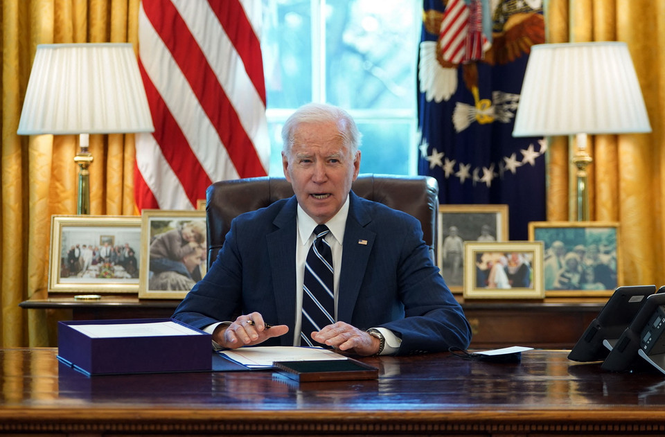 Ngày 11/3/2021 (giờ Mỹ), Tổng thống Mỹ Joe Biden (trong ảnh) ký ban hành luật cứu trợ COVID-19 trị giá 1,9 nghìn tỷ USD, đánh dấu một thành tựu lập pháp quan trọng đối với "ông chủ" thứ 46 của Nhà Trắng. (Ảnh: AFP/TTXVN)