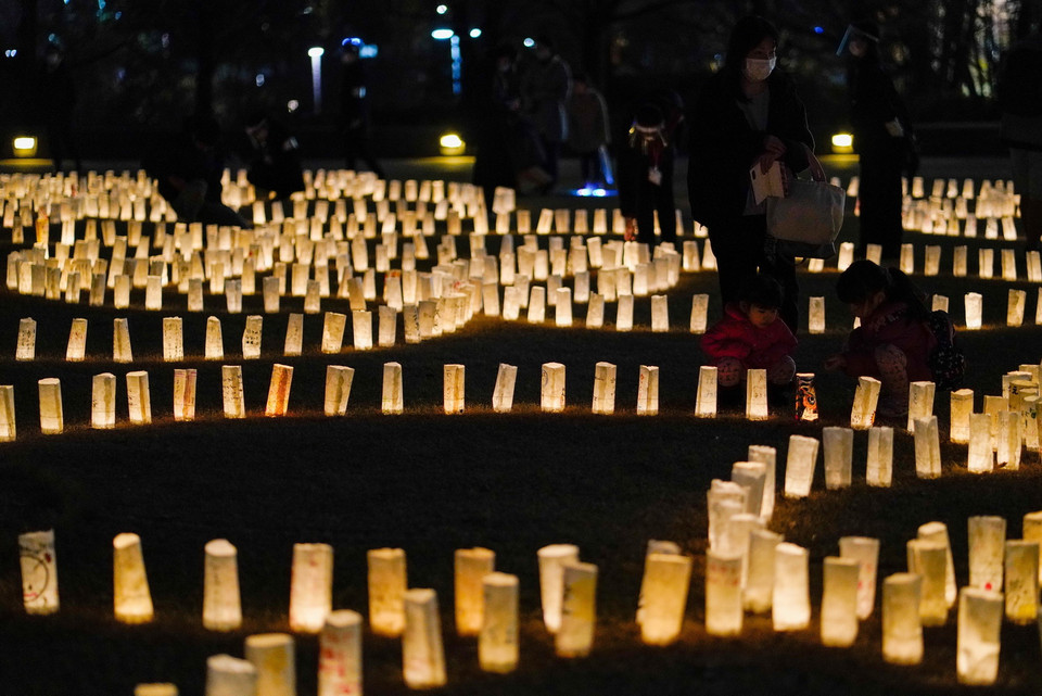 Tròn 10 năm sau thảm họa động đất và sóng thần tại vùng Đông Bắc vào ngày 11/3/2011, Nhật Bản đã nỗ lực tái thiết và phục hồi những khu vực bị tàn phá. Trong ảnh: Người dân thắp đèn lồng tưởng niệm các nạn nhân trong thảm họa động đất và sóng thần năm 2011, tại Tokyo, Nhật Bản, ngày 11/3/2021. (Ảnh: THX/TTXVN)