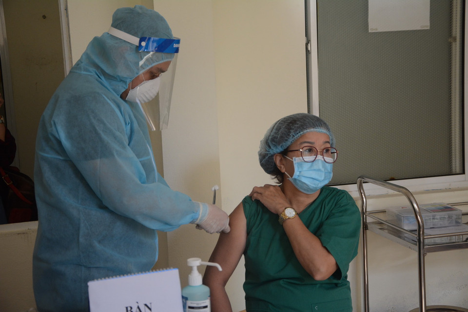 Các nhân viên y tế được tiêm vaccine COVID-19. (Ảnh: Văn Dũng/TTXVN)