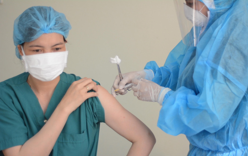 Các nhân viên y tế được tiêm vaccine COVID-19. (Ảnh: Văn Dũng/TTXVN)