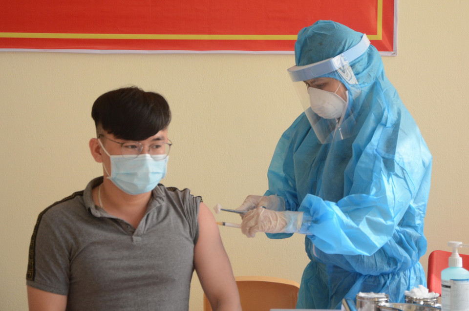 Các nhân viên y tế được tiêm vaccine COVID-19. (Ảnh: Văn Dũng/TTXVN)