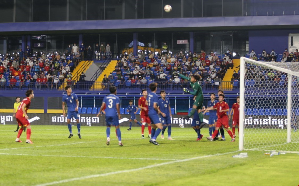 Pha đấm bóng cứu nguy cho khung thành của thủ môn đội U23 Thái Lan. (Ảnh: Hùng Vũ/TTXVN)