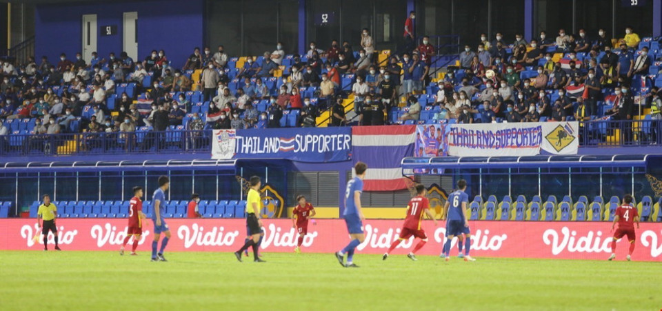 Cổ động viên Thái Lan tại sân vận động Prince, Phnom Penh, Campuchia. (Ảnh: Hùng Vũ/TTXVN)