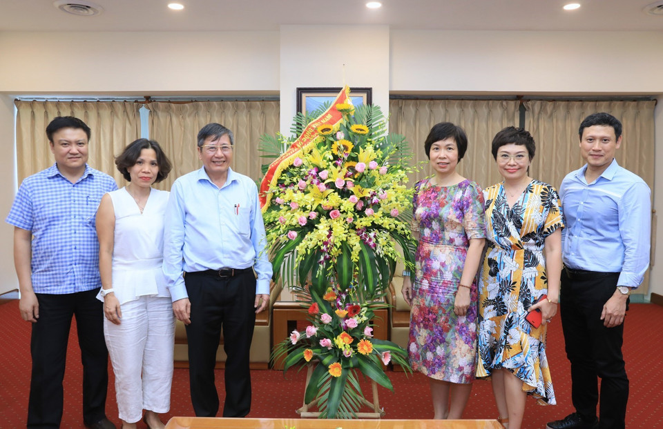 Đoàn Tổng Liên đoàn Lao động Việt Nam đến chúc mừng TTXVN. (Ảnh: Thành Đạt/TTXVN)