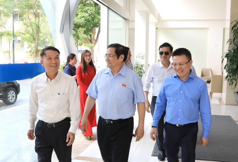 Ủy viên Trung ương Đảng, Bí thư Đảng ủy, Tổng Giám đốc TTXVN Nguyễn Đức Lợi và Phó Tổng Giám đốc Lê Quốc Minh đón đồng chí Phạm Minh Chính đến thăm, chúc mừng TTXVN. (Ảnh: Thành Đạt/TTXVN)