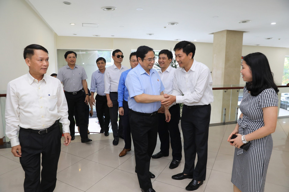 Đồng chí Phạm Minh Chính, Ủy viên Bộ Chính trị, Bí thư Trung ương Đảng, Trưởng Ban Tổ chức Trung ương đến thăm, chúc mừng đội ngũ những người làm báo của Thông tấn xã Việt Nam.(Ảnh: Thành Đạt/TTXVN)