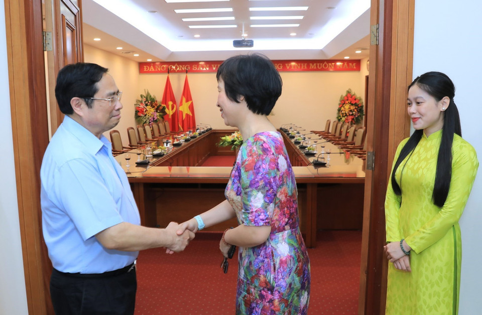 Trưởng Ban Tổ chức Trung ương Phạm Minh Chính bắt tay, chúc mừng Phó Tổng Giám đốc TTXVN Vũ Việt Trang. (Ảnh: Thành Đạt/TTXVN)