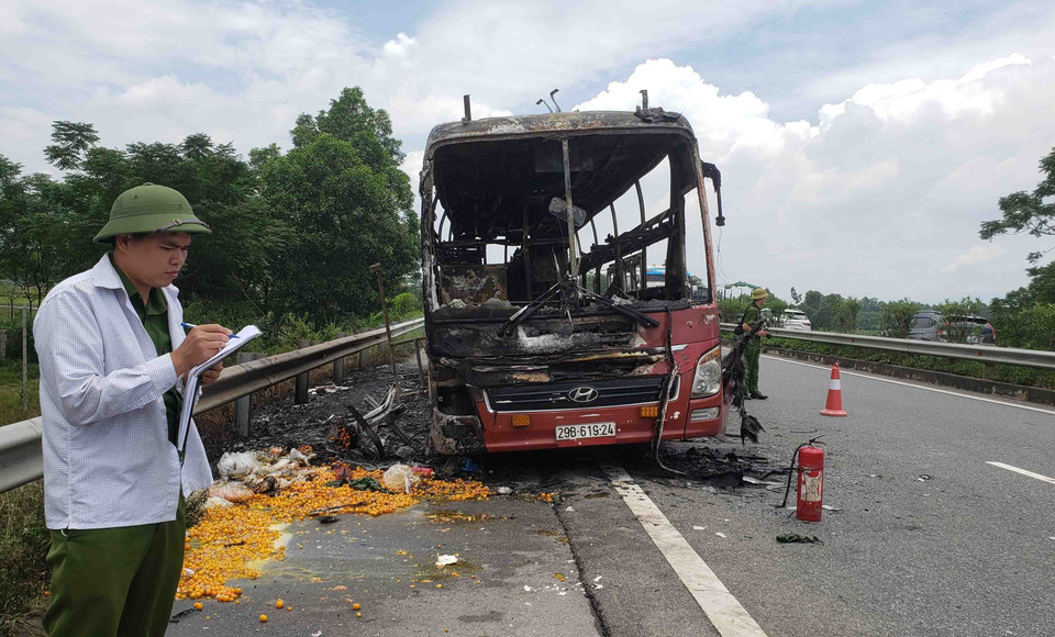 Hiện trường vụ cháy ôtô trên cao tốc Nội Bài-Lào Cai. (Ảnh: Hoàng Hùng/TTXVN)