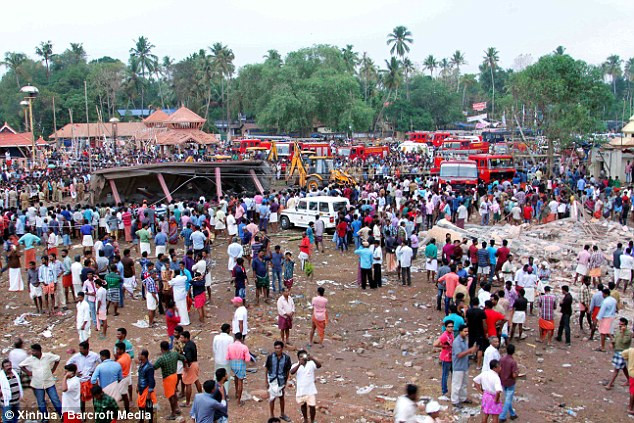 Rất đông người dân đã đến hiện trường vụ cháy. (Nguồn: Xinhua)