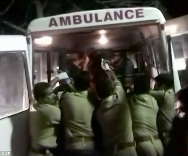 ... và khoảng 350 người đã bị thương trong vụ cháy ở đền Puttingal. (Nguồn: AP)