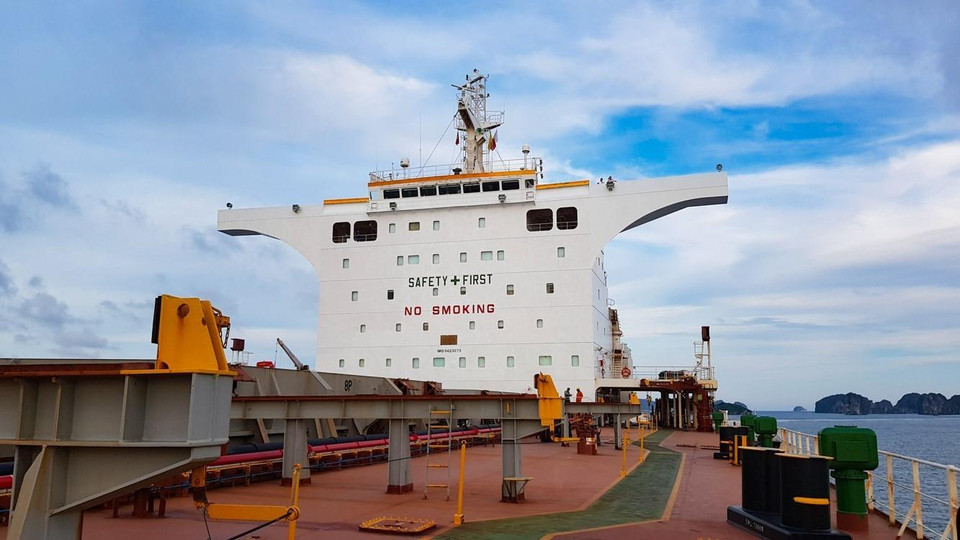 Đây là tàu hàng rời có tải trọng lớn nhất từ trước đến nay làm hàng tại Quảng Ninh. (Ảnh: Trung Nguyên/TTXVN)