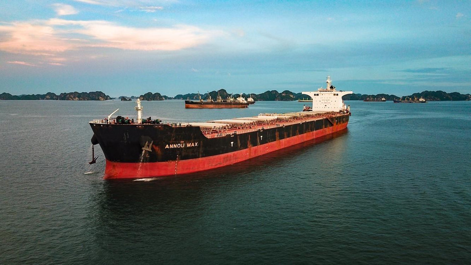 Tàu ANNOU MAX có chiều dài 292m, rộng 45m, mớn nước lớn nhất 18,32m, khởi hành từ cảng Abbot (Australlia) chở 105.305 tấn than nhập khẩu về Việt Nam. (Ảnh: Trung Nguyên/TTXVN)