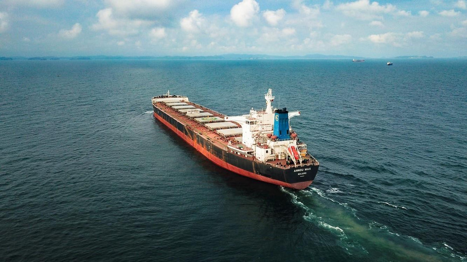 Tàu ANNOU MAX có chiều dài 292m, rộng 45m, mớn nước lớn nhất 18,32m, khởi hành từ cảng Abbot (Australlia) chở 105.305 tấn than nhập khẩu về Việt Nam. (Ảnh: Trung Nguyên/TTXVN)