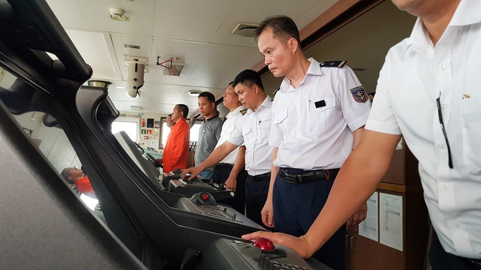 Hoa tiêu hàng hải khu vực III và Cảng vụ hàng hải Quảng Ninh đã hỗ trợ, hướng dẫn tàu di chuyển về khu vực cảng Hòn Nét sau 2 giờ từ phao số 0. (Ảnh: Trung Nguyên/TTXVN)