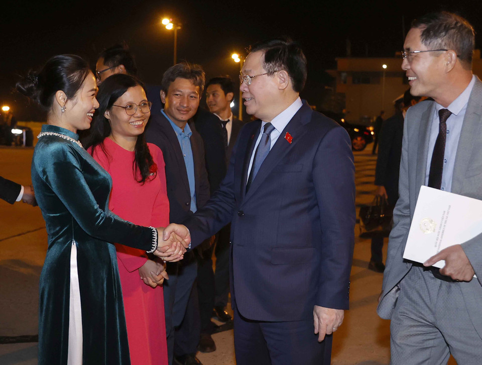 Cán bộ Đại sứ quán Việt Nam tiễn Chủ tịch Quốc hội Vương Đình Huệ tại sân bay thành phố Burgas (Bulgaria).(Ảnh: Doãn Tấn/TTXVN)