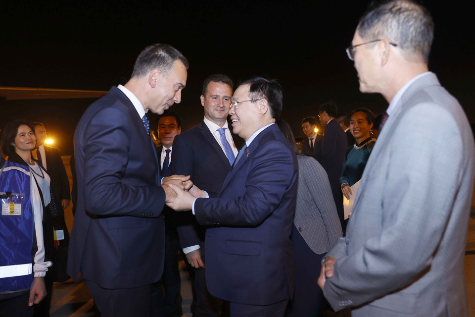 Ông Dimitar Nikolov, Thị trưởng thành phố Burgas tiễn Chủ tịch Quốc hội Vương Đình Huệ tại sân bay thành phố Burgas (Bulgaria). (Ảnh: Doãn Tấn/TTXVN)