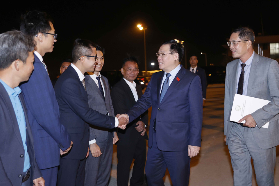 Cán bộ Đại sứ quán Việt Nam tiễn Chủ tịch Quốc hội Vương Đình Huệ tại sân bay thành phố Burgas (Bulgaria).(Ảnh: Doãn Tấn/TTXVN)