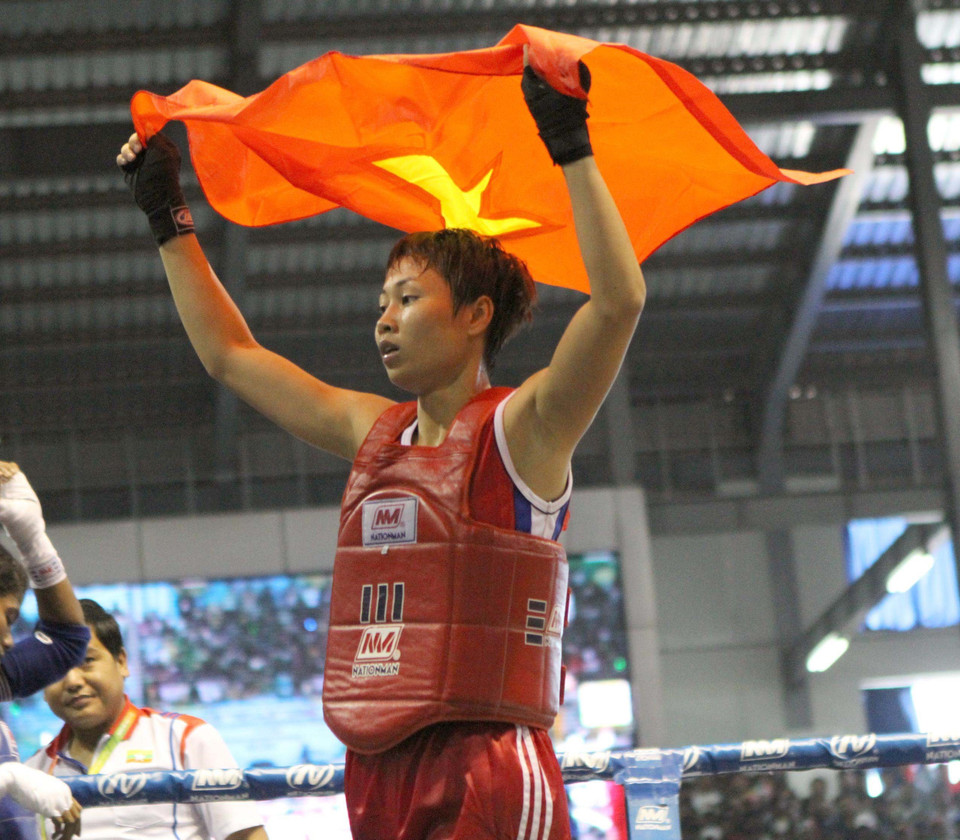 Võ sỹ Bùi Yến Ly xuất sắc giành Huy chương vàng hạng cân 51kg nữ, môn Muay Thái tại SEA Games 27 ở Myanmar (12/2013). (Ảnh: Quang Nhựt/TTXVN)