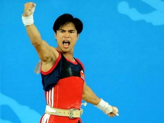 Ngày 10/8/2008, vận động viên Hoàng Anh Tuấn giành Huy chương bạc môn cử tạ hạng 56kg tại Olympic Bắc Kinh 2008 với tổng thành tích 290kg ở hai nội dung cử đẩy và cử giật, chỉ kém vận động viên giành Huy chương vàng 2kg. Đây là huy chương thứ hai của Việt Nam giành được tại các kỳ Thế vận hội, sau tấm huy chương đầu tiên của Trần Hiếu Ngân giành được tại Olympic Sydney 2000 ở Australia. (Ảnh: TTXVN phát)