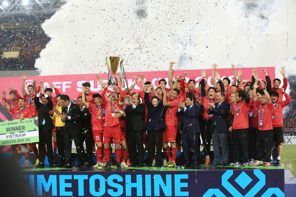 Thủ tướng Nguyễn Xuân Phúc trao cúp vô địch Giải bóng đá Đông Nam Á năm 2018 (AFF Suzuki Cup 2018) cho đội tuyển Việt Nam, trên SVĐ quốc gia Mỹ Đình. (Ảnh: Trọng Đạt/TTXVN)
