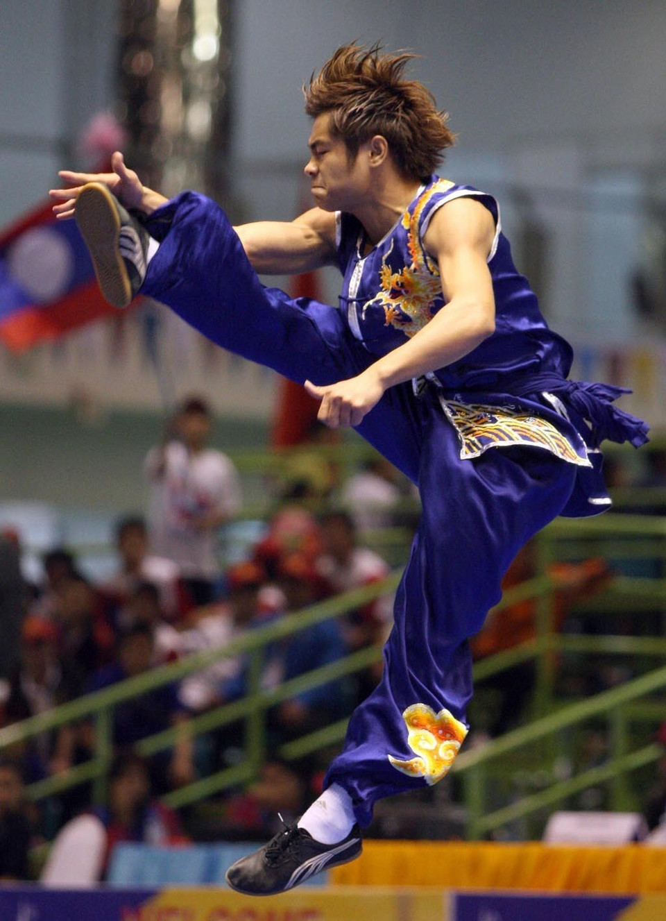 Vận động viên Phạm Quốc Khánh của Việt Nam đoạt Huy chương vàng môn Wushu tại SEA Games 25 ở Vientine (Lào), tháng 12/2009. (Ảnh: TTXVN)