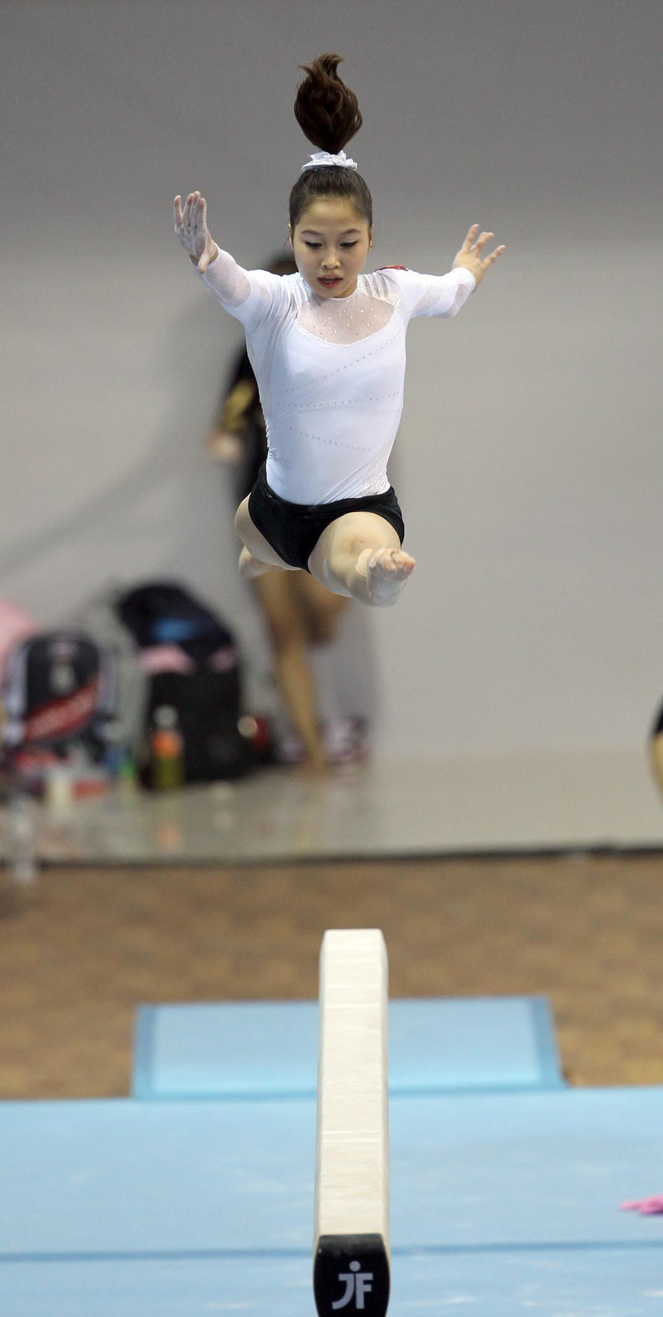 Vận động viên thể dục dụng cụ Đỗ Thị Ngân Thương đoạt Huy chương vàng nội dung cầu thăng bằng nữ, tại SEA Games 2011 ở Indonesia. (Ảnh: Quang Nhựt/TTXVN)