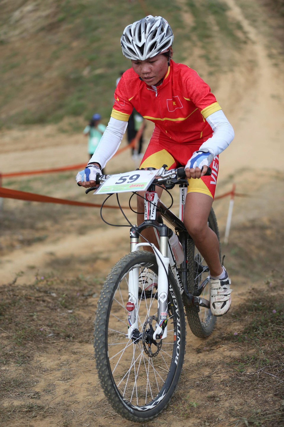 Tuyển thủ xe đạp địa hình Đinh Thị Như Quỳnh là vận động viên đoạt chiếc Huy chương vàng đầu tiên về cho đoàn thể thao Việt Nam tại SEA Games 30 ở Philippines (12/2019). (Ảnh: Quang Nhựt/TTXVN)