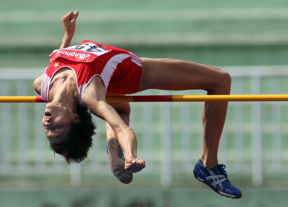 Tại Giải vô địch điền kinh châu Á 2003 ở Manila (Philippines), 'Nữ hoàng nhảy cao' Bùi Thị Nhung đã khiến giới chuyên môn kinh ngạc khi giành Huy chương vàng với cú nhảy 1m88 ấn tượng, đánh bại đối thủ sừng sỏ Miyuki Fukumoto (Nhật Bản) và Noengrothai Chaipetch (Thái Lan) đều có thành tích 1m84. (Ảnh: Quang Nhựt/TTXVN)