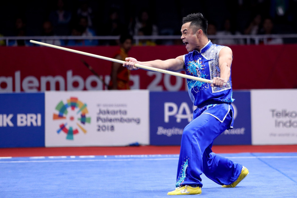 Ngày 21/8/2018, vận động viên Phạm Quốc Khánh giành Huy chương bạc nội dung nam quyền - nam côn nam môn Wushu tại Asian Games 2018 ở Indonesia. (Ảnh: Hoàng Linh/TTXVN)