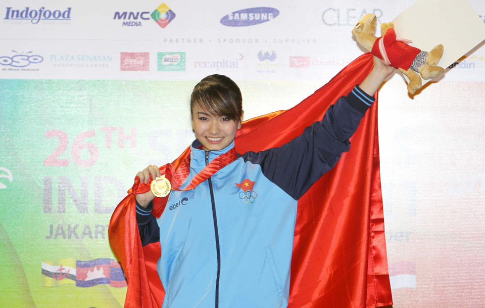 Vận động viên Wushu Nguyễn Mai Phương vui mừng với chiếc HCV tại SEA Games 26 , tháng 11/2011 ở Indonesia. (Ảnh: Quốc Khánh/TTXVN)