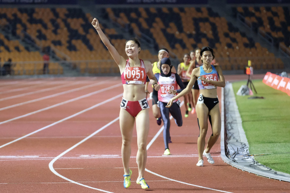 Vận động viên điền kinh Đinh Thị Bích giành Huy chương vàng nội dung chạy 800m nữ với thời gian 2 phút 07 giây 16 tại SEA Games 30 ở Philippines (12/2019). (Ảnh: Vũ Tú/TTXVN)