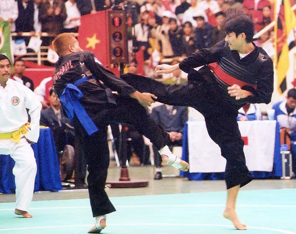 Võ sỹ Pencak Silat Vũ Thế Hoàng (phải, đai đỏ) giành Huy chương vàng đối kháng hạng cân dưới 80kg tại SEA Games 22 ở Hà Nội (12/2003). (Ảnh: Quang Hải/TTXVN)