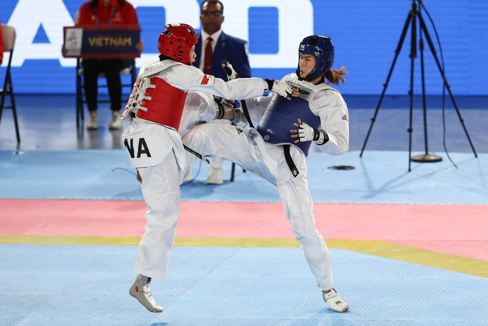 Vận động viên Trần Thị Ánh Tuyết (giáp xanh) giành Huy chương vàng ở hạng cân 53kg nữ, sau khi vượt qua đối thủ Halinda Mariska của Indonesia ở trận chung kết với tỷ số 26-8. Đây là Huy chương vàng thứ 4 của Taekwondo Việt Nam tại SEA Games 30 ở Philippines (12/2019). (Ảnh: Hoàng Linh/TTXVN)