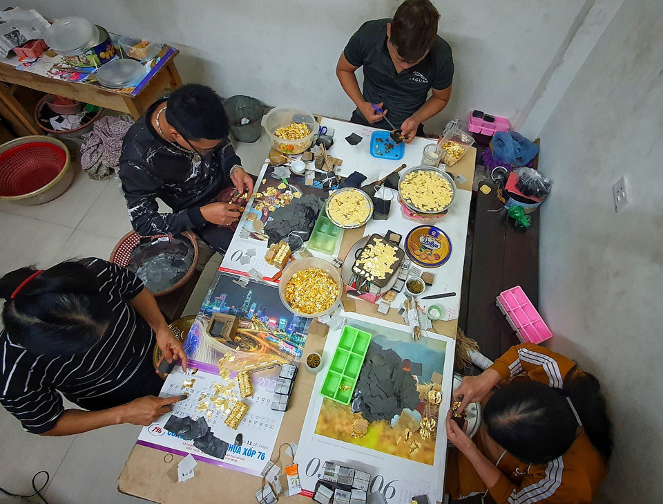 Các công đoạn xếp vàng chuẩn bị cho khâu đập điệp và làm quỳ cũ đòi hỏi sự kiên trì và tỉ mỉ cao. (Ảnh: Danh Lam/TTXVN)