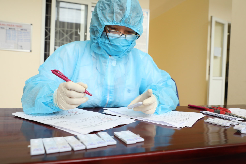  Xét nghiệm cho người có nguy cơ cao tại quận Nam Từ Liêm. (Ảnh: Minh Quyết/TTXVN)