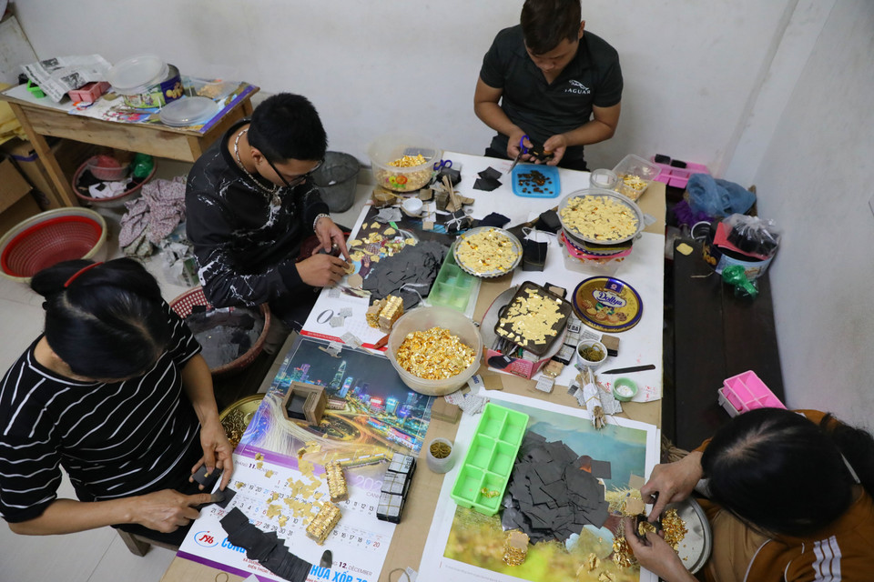 Các công đoạn xếp vàng chuẩn bị cho khâu đập điệp và làm quỳ cũ đòi hỏi sự kiên trì và tỉ mỉ cao. (Ảnh: Danh Lam/TTXVN)