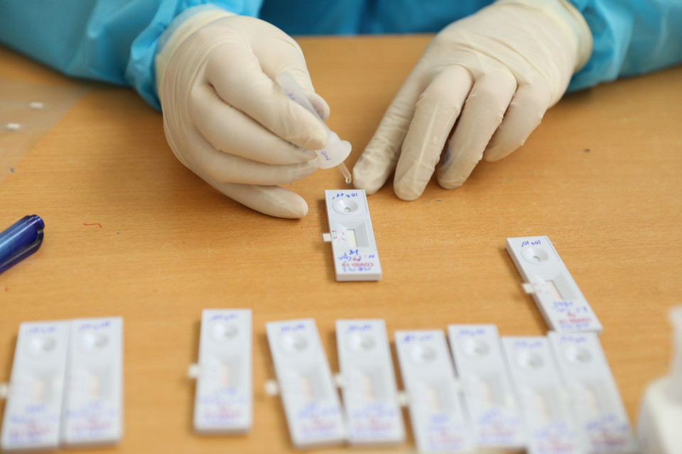  Xét nghiệm cho người có nguy cơ cao tại quận Nam Từ Liêm. (Ảnh: Minh Quyết/TTXVN)