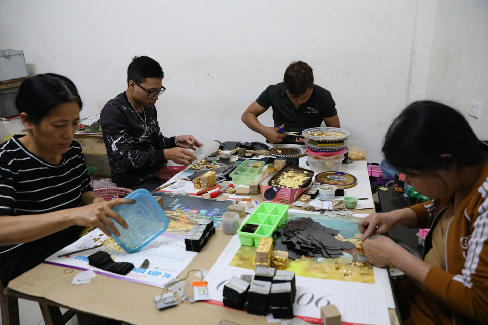 Các công đoạn xếp vàng chuẩn bị cho khâu đập điệp và làm quỳ cũ đòi hỏi sự kiên trì và tỉ mỉ cao. (Ảnh: Danh Lam/TTXVN)