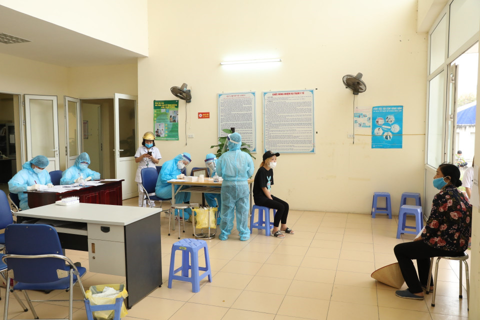  Xét nghiệm cho người có nguy cơ cao tại quận Nam Từ Liêm. (Ảnh: Minh Quyết/TTXVN)
