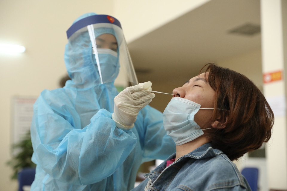  Xét nghiệm cho người có nguy cơ cao tại quận Nam Từ Liêm. (Ảnh: Minh Quyết/TTXVN)