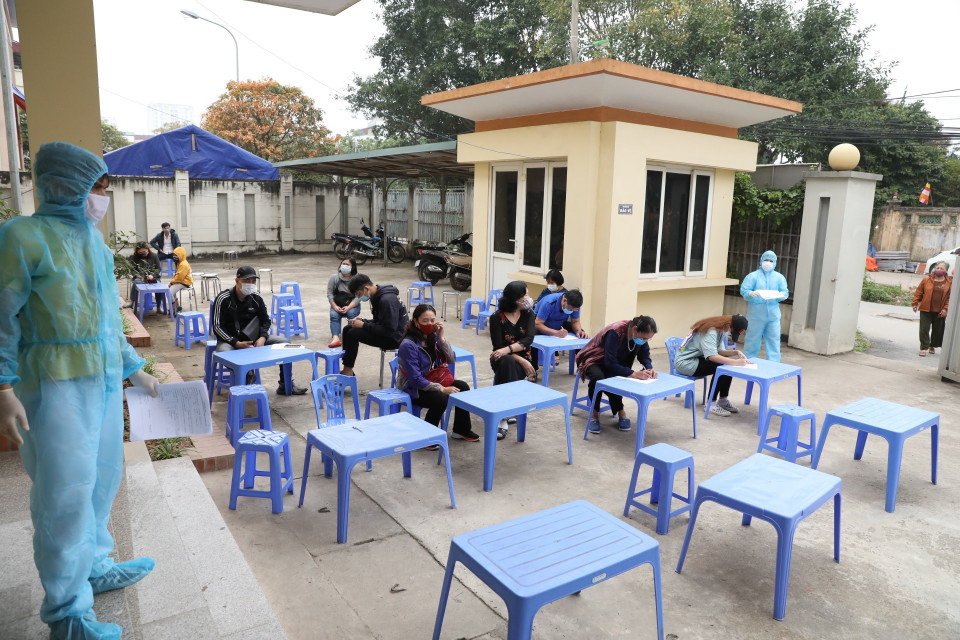  Xét nghiệm cho người có nguy cơ cao tại quận Nam Từ Liêm. (Ảnh: Minh Quyết/TTXVN)